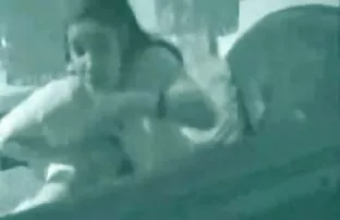Egy fiatal modell pornó iszik egy koktélt egy férfi, a pornóvideók húga vele a medencénél