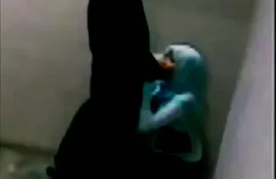 A fiúk egy fiatal lány szobájában, barna haj, kapzsiság az durva szexvideo ágyon
