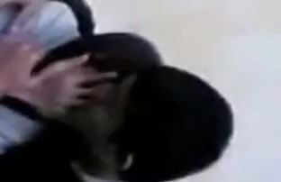 A tini lány megpróbálja ingyen online pornó elbűvölni az apját