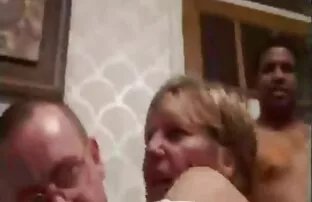 A tinédzserek barna kiadja a patak a pisi a ingyen nézhető sexfilmek fürdőszobában, miután egy kis kézimunka