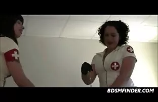 Busty lány ribanc csoportos szex videók veszi a farkát egy gép előtt a kamera