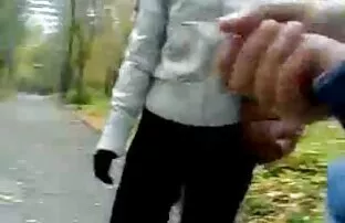 Gyönyörű érett nem tud ellenállni a online sexfilmek kísértésnek, egy srác