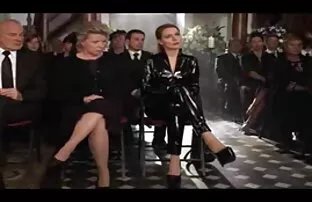 A nő levetkőzik Előtt Férje gépek, valamint egy mögött kefélések a