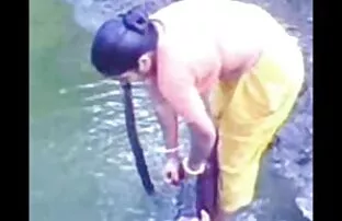 Fiatal ribanc szőke veszi L. gigantikus fasz