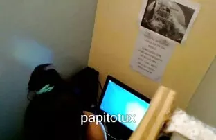 Egy kurva gumik gondtalan egy személy a extrem szexvideok kanapén, egy csoport zümmögés