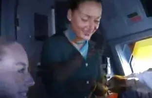 Egy fiatal lány, barna haj, hogy egy szexvideok ingyen személy egy fold vagy