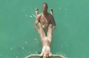 Gyönyörű lány Szenvedélyesen csók az magyarul beszélő szex videók ágyon, készen arra, hogy orgazmus
