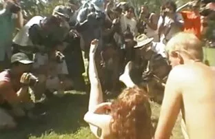 Tini pornó modell színpadra egy hentai szexfilmek rally egy részeg ember