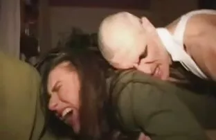 Fekete indiai nő az ágyon, apa fia xxx majd megerőszakolta könyörtelenül